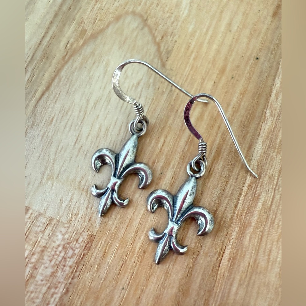 Vintage silver fleur de lis dangle drop earrings on hooks
